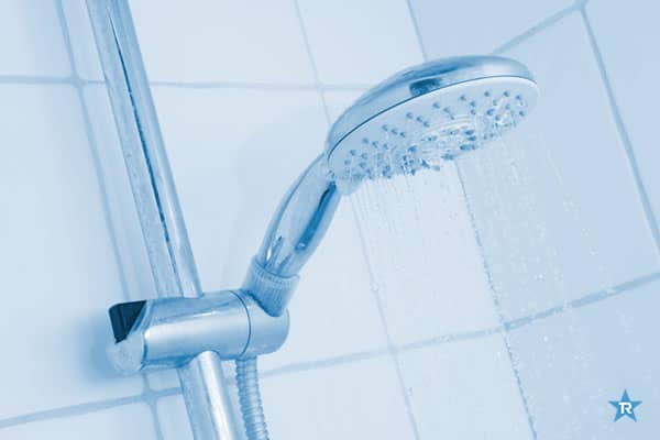 clean shower head with white vinegar