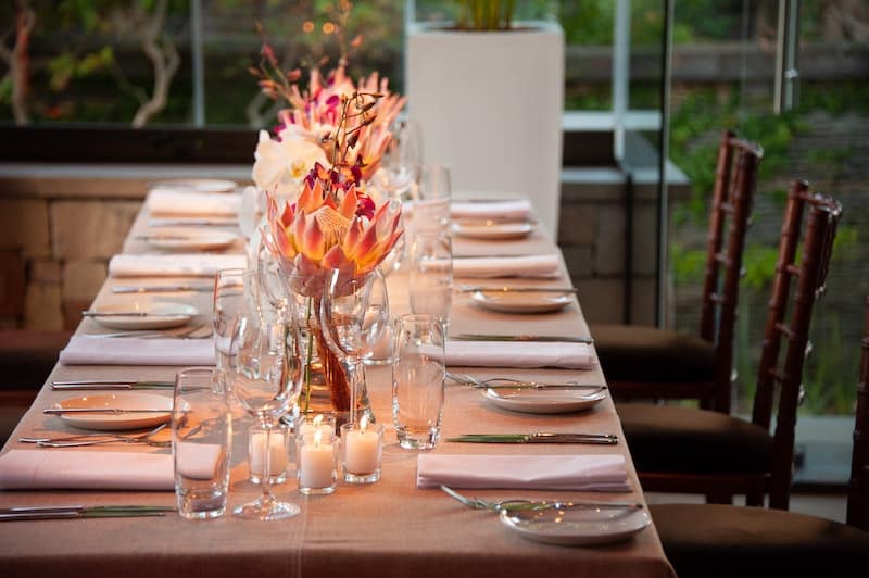 Decorate Dining Room Table With Christmas Dishes